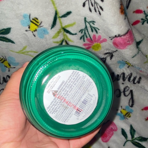 A green Christmases smelling candle - Picture 3 of 3